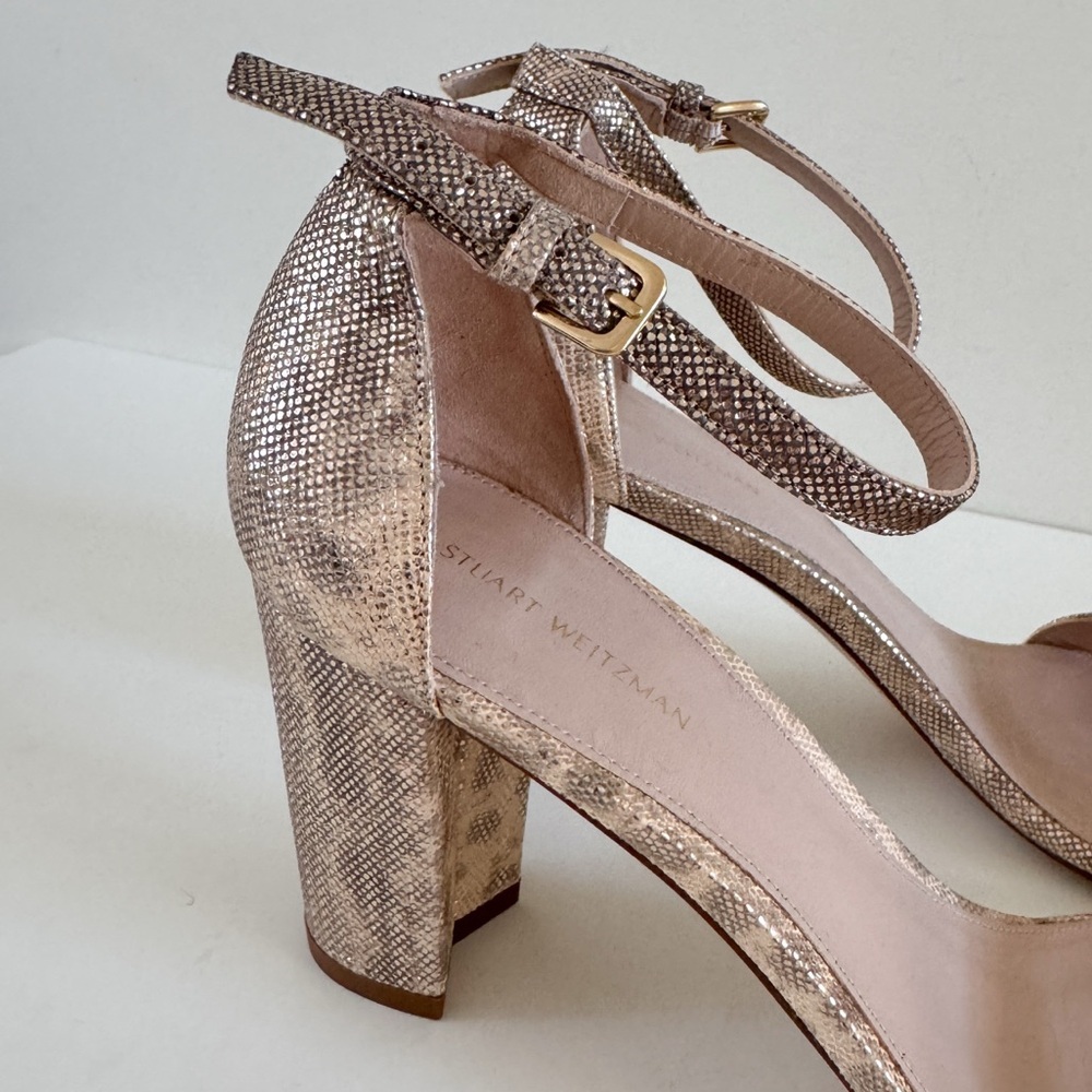 STUART WEITZMAN • Nearlynude Textured-Lamé Sandals In Oro - Picture 5 of 15